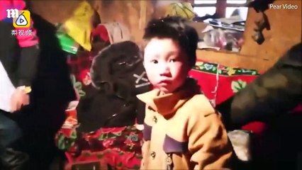 شاهد ماذا حدث لطفل اضطر للسير لمدة ساعة إلى مدرسته في البرد القارس!