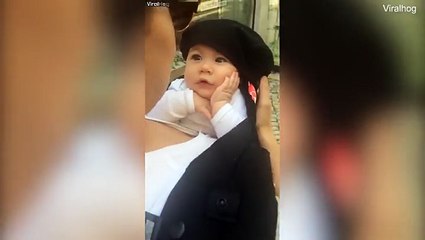رد فعل مؤثر لطفلة رضيعة تستمع لغناء والدتها.. فيديو يلامس القلب