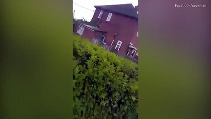 رجل غاضب يحطم سيارة بمطرقة أمام مالكتها لسبب لا يُصدق.. شاهد ما حدث!