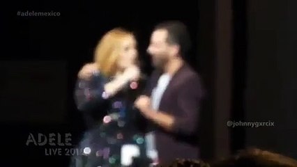 فيديو رد فعل مضحك من أديل بعد أن تقدم معجب للزواج منها على المسرح