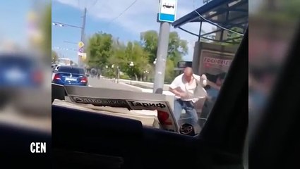 شاهد.. شجار عنيف وتبادل لكمات بين سائق أتوبيس وراكب بسبب "الآيس كريم"