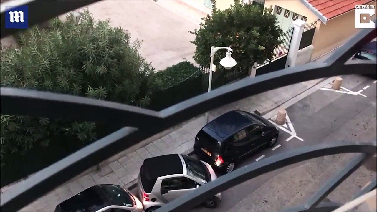 سيدة أرادت ركن سيارتها في مكان ضيق بين سيارتين.. وهكذا كانت النتيجة!