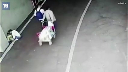 أم بلا رحمة تترك رضيعها في موقف سيارات وتلوذ بالفرار.. فيديو صادم