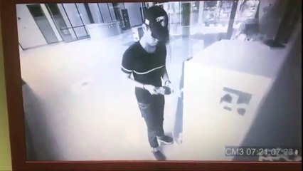 بالفيديو: شاب محظوظ تنهال عليه الأوراق المالية من ماكينة الصرف