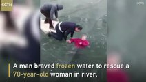شاهد.. رجل شجاع يخاطر بحياته في سبيل إنقاذ امرأة مسنة من نهر متجمد
