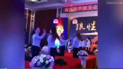 فيديو لشركة صينية تجبر موظفيها على صفع بعضهم