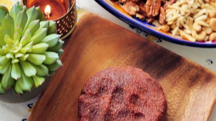 طرق مختلفة لتقديم التمر بأشكال متنوعة على الإفطار