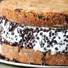 فيديو طريقة صنع ساندويش آيس كريم ضخمة مثالية لسهرة العائلة بعد الإفطار