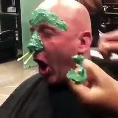 طريقة حلاقة وتعذيب في نفس الوقت.. شاهد ماذا فعل هذا الرجل؟!