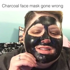 فيديو سيدة تحاول إزالة قناع ملتصق بوجهها بطريقة مضحكة للغاية