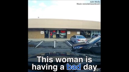 سيدة تتسبب في موقف كارثي أثناء محاولة ركن سيارتها.. ما حدث سيصدمك