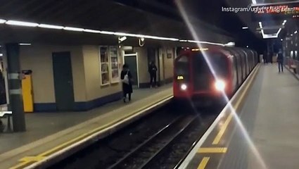 شاب متهور يقفز من رصيف محطة لآخر أمام قطار قادم.. شاهد ما حدث له!