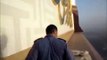 فيديو شاب متهور يقف قرب عقارب ساعة برج مكة المكرمة