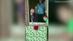 فيديو.. طفل ينفجر في البكاء بعد تلقيه هذه الهدية المفاجئة من والدته