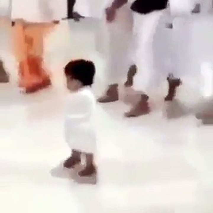فيديو يشعل مواقع التواصل لـ طفل صغير يعتمر