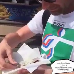 فيديو مذهل لـ طائر نورس يخطف سمكة من فم صاحبها