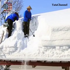 بهذه الطريقة يتم إسقاط تلال الثلج من فوق المنازل