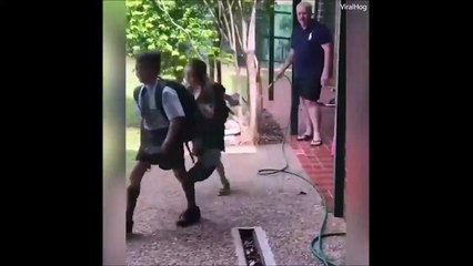 شاهد.. مقالب لا تُصدق ينفذها أب وأطفاله في بعضهم البعض طوال الوقت