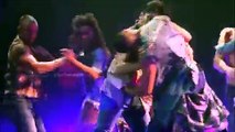 فيديو أحد الراقصين ينقذ بريتني سبيرز بعد تمزق ملابسها في حفلها الأخير