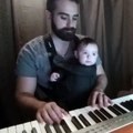 فيديو طفل يغرق في النوم عندما يبدأ والده بالعزف على البيانو