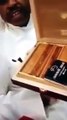 بالفيديو: رجل قطري يدخن سيجار من الذهب بمبلغ لا يصدق!
