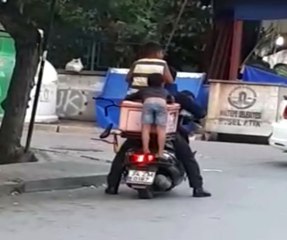 Motosiklet Üzerindeki Tehlikeli Yolculuk