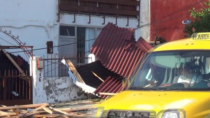 Ağaçlar devrildi, çatılar uçtu... Fırtınayla gelen yağmurun şiddeti gün ağarınca ortaya çıktı