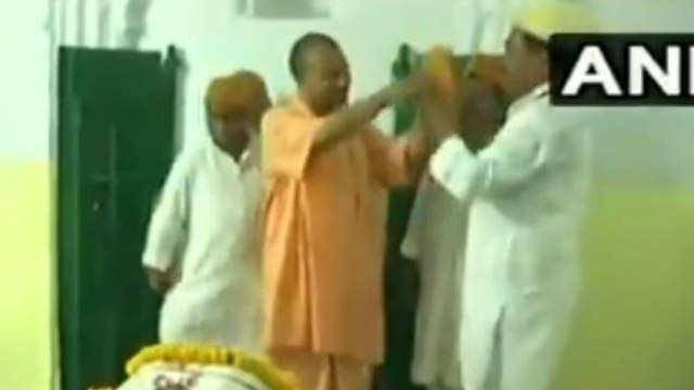 ಕರಾಕುಲ್ ಟೋಪಿ ಹಾಕೋಳೋಕೆ ಒಲ್ಲೆ ಎಂದ ಯೋಗಿ ಆದಿತ್ಯನಾಥ್ | ವೈರಲ್ ವಿಡಿಯೋ