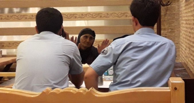İki Gün Boyunca Sokakta Kalıp Açlıktan Bitkin Düşen Yaşlı Kadını Polis Fark Etti