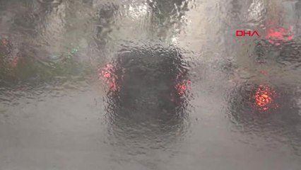 İzmir'de Sağanak Yağış, Caddeleri Göle Çevirdi