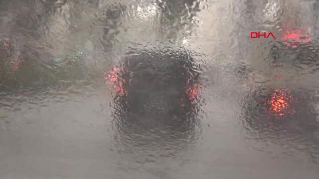 İzmir'de Sağanak Yağış, Caddeleri Göle Çevirdi