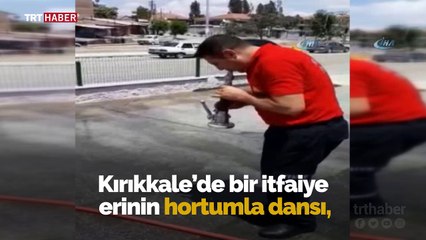İtfaiye erinin hortumla dansı sosyal medyada ilgi gördü