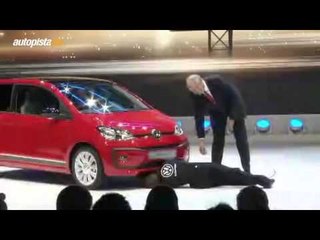 Un "mecánico-troll" se cuela en la presentación mundial del VW Up! y "comprueba sus emisiones"