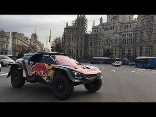Carlos Sainz conduce su Peugeot del Dakar por las calles de Madrid