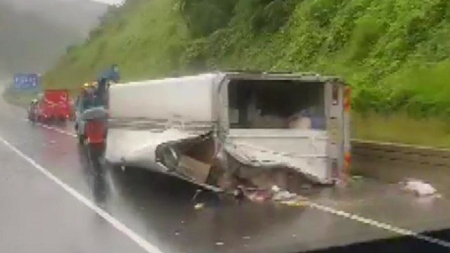 경남, 빗길 교통사고 잇따라 / YTN