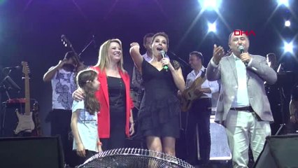 Antalya Funda Arar ve Eşine Sahnede Sürpriz Nikah Tazeleme Hd