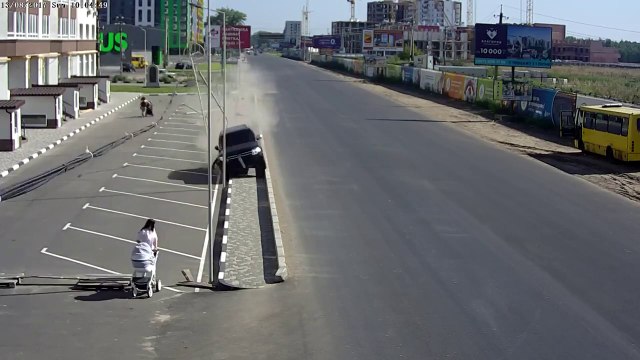Un automobiliste se croit dans GTA et dégomme tout les poteaux électrique
