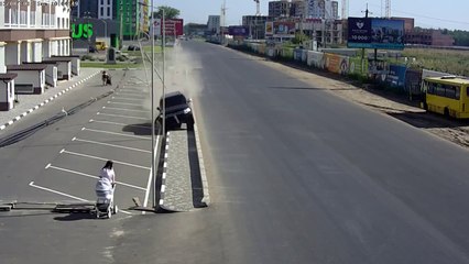 Un automobiliste se croit dans GTA et dégomme tout les poteaux électrique