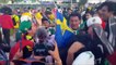 Des supporters mexicains font la fête à un fan coréen pour remercier son pays qui vient d'éliminer l'Allemagne en coupe du monde
