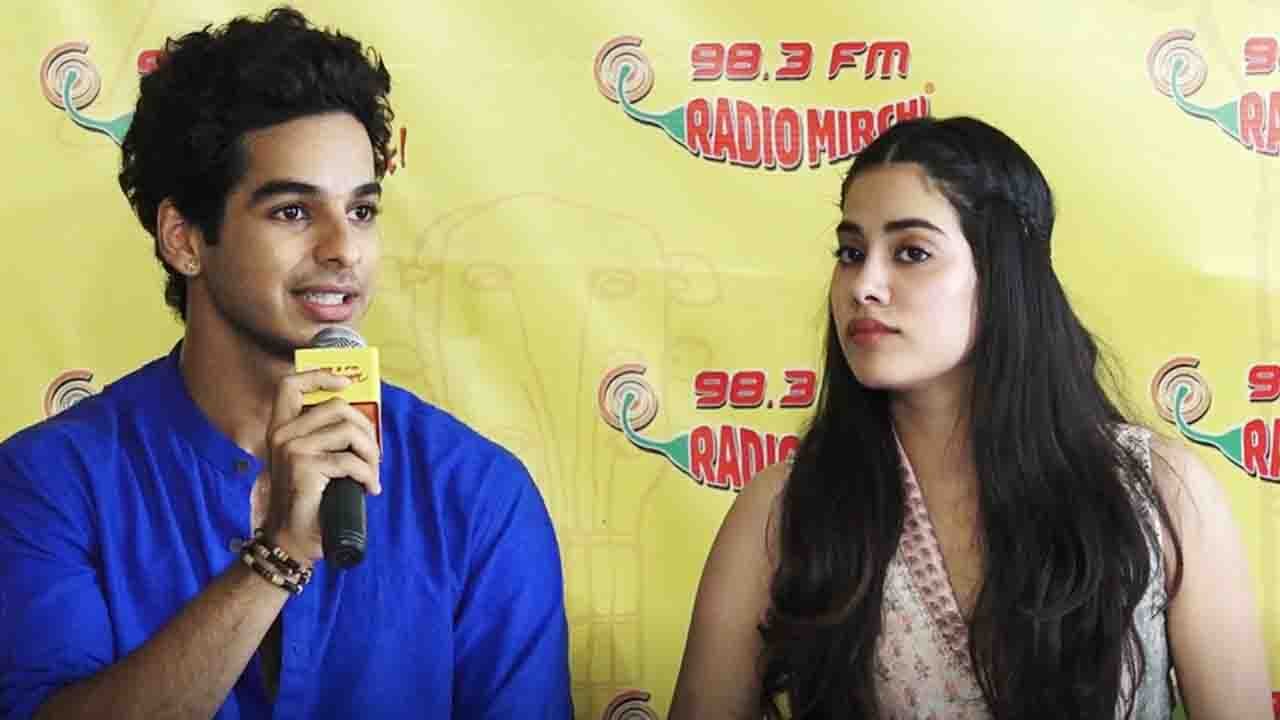 Jhanvi Kapoor learning Hindi fromIshaan Khattar; Here's the Proof । FilmiBeat
