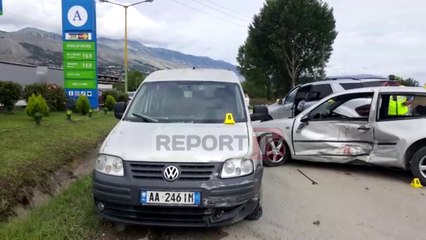 Report TV - Aksident në Gjirokastër, ‘Golf’-i u pret rrugën dy makinave, një i plagosur rëndë