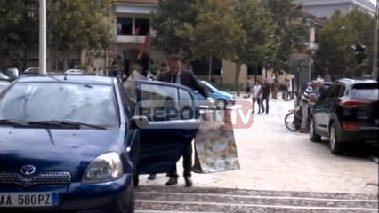 Ironia e deputetit të PD, Ervin Salianji mbërrin në parlament me Toyota dhe me çanta me 'euro'