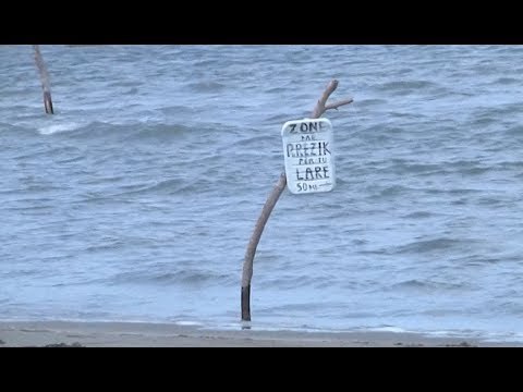 Ora News - Plazhet e rrezikshme të Vlorës, një tabelë e improvizuar, “masa” e vetme në Portonovo