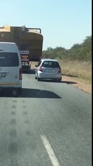 Un automobiliste veut doubler un convoi exceptionnel mais ça se finit mal pour lui