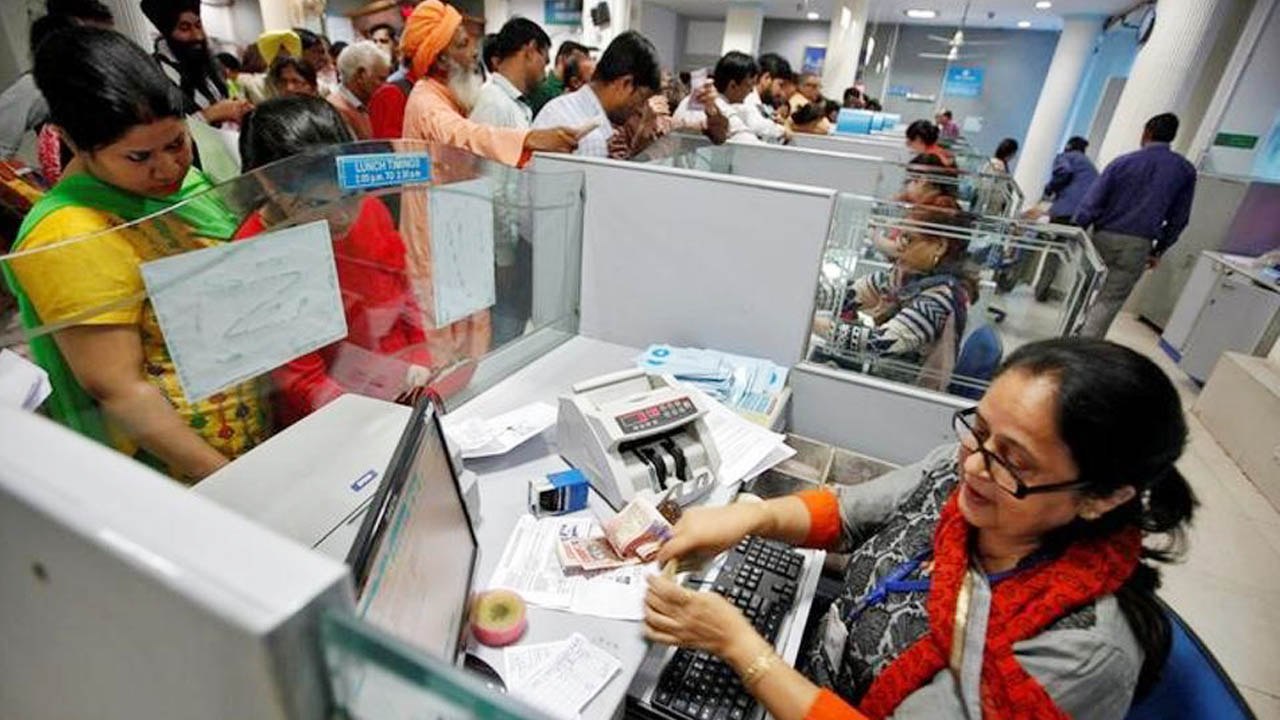 Modi Government की मुश्किलें बढ़ीं, Banking Sectors की कमाई पर पड़ा बुरा असर | वनइंडिया हिंदी
