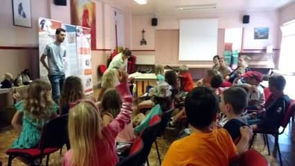 Les premières primaires de l'école communale de Meslin-l'Evêque découvrent les faucons de Saint-Julien