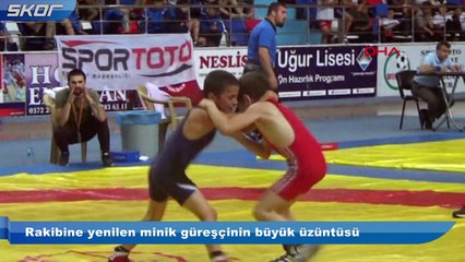 Rakibine yenilen minik güreşçinin büyük üzüntüsü