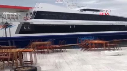 Balıkesir Avşa'da Fırtına Deniz Otobüsünün Karaya Oturmasına Neden Oldu 2