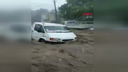 İzmir İzmir'de Sağanak Caddeleri Göle Çevirdi