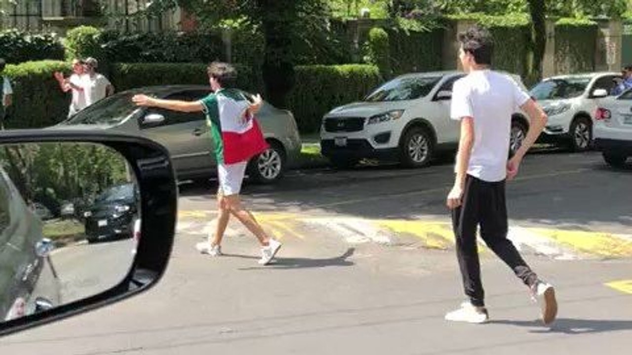 Des supporters mexicains remercient les Coréens devant leur ambassade à Mexico